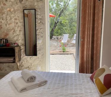 Saint-Antonin-du-Var Bed & Breakfast | La Parenthèse du Var - Chambre d'hôtes petits déjeuners inclus et terrasse ombragée