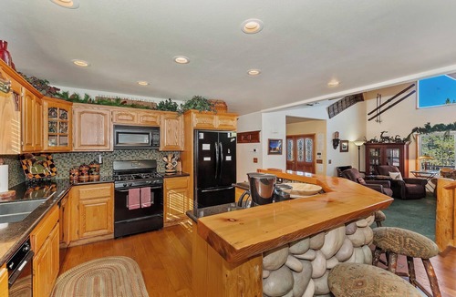 Big Bear Lake Cabin | Lakeview Escape by Destination Big Bear : Air Conditioning! Luxury! Pool Table! Pet Friendly! Great Yard! Master Suite!