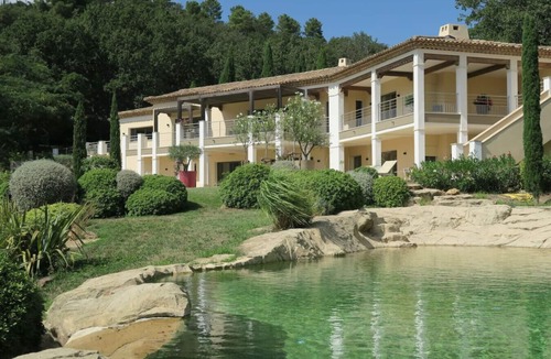 La Garde-Freinet Villa | Large modern villa with natural swimming pool