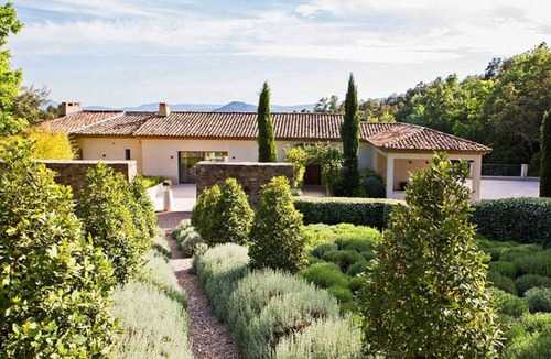 La Garde-Freinet Villa | Large modern villa with natural swimming pool