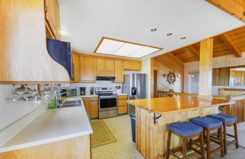 Fort Bragg House | Large Oceanfront Home - Hot Tub Pets OK Deck