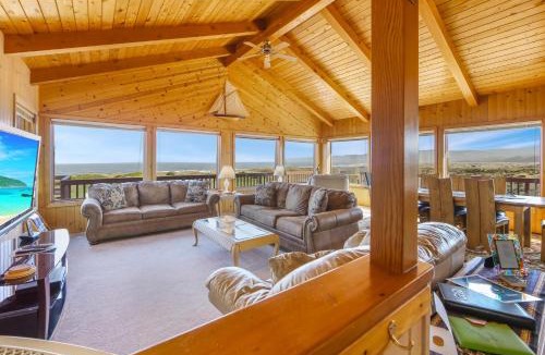 Fort Bragg House | Large Oceanfront Home - Hot Tub Pets OK Deck