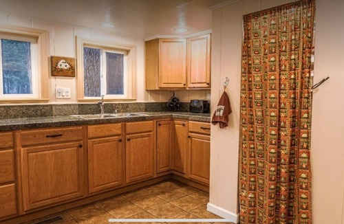 Camp Connell Cabin | LAZY BEAR CABIN! Sleeps 10-12, wheelchair accessible, great Highway 4 location.