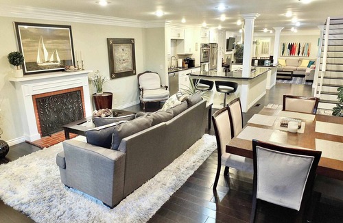 Peninsula Apartment | LB Peninsula, Steps to the Sand and Bay, Sleeps 8