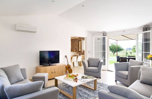 Saint-Saturnin-les-Apt House | Le Clos Savornin V8IC by Interhome