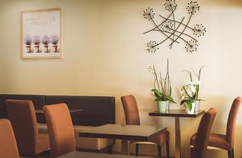 Cadenet Hotel | Le Mas Du Colombier