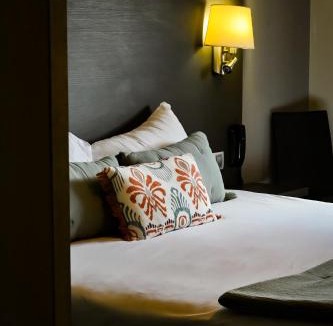 La Roque-d'Antheron Hotel | Logis Hôtel Le Mas De Jossyl