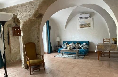 Cabrieres-dʼAigues House | Luberon maison de village entière 2 à 6 personnes