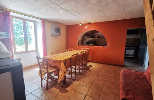 Bargeme Apartment | Luminous gîte surrounded by animals on an organic farm in the Verdon region