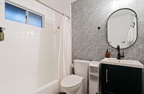 Mill Valley Apartment | Luxe Treehouse Apt Walk to Town King Bed Sleeps 4