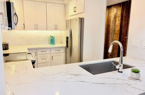 Huntington Beach Condo | Luxurious, modern, beachfront, condo w/hot tub, pool, BBQ, large private balcony