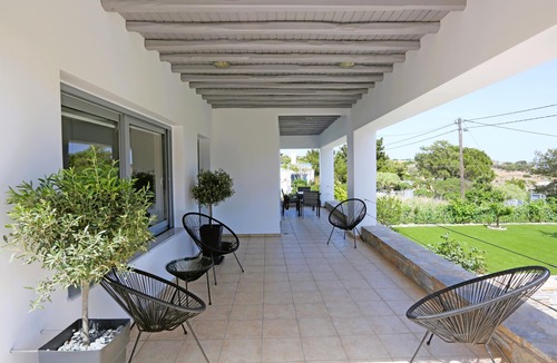 Perdiki Villa | Luxury, functionality and modern aesthetics in the Cycladic landscape