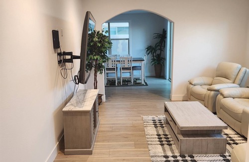 Paramount House | Madison's Place Cozy & Comfortable Modern Home
