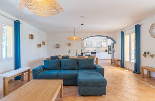 Merindol House | Maison Des Arches Mérindol, spacious and bright. 6 bedrooms, private pool.