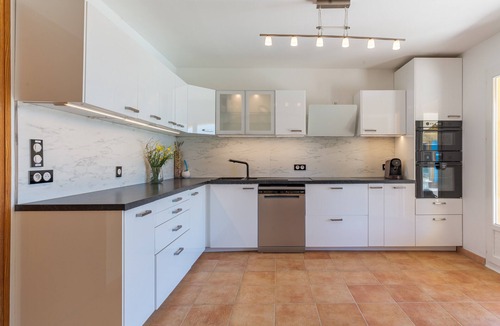 Merindol House | Maison Des Arches Mérindol, spacious and bright. 6 bedrooms, private pool.
