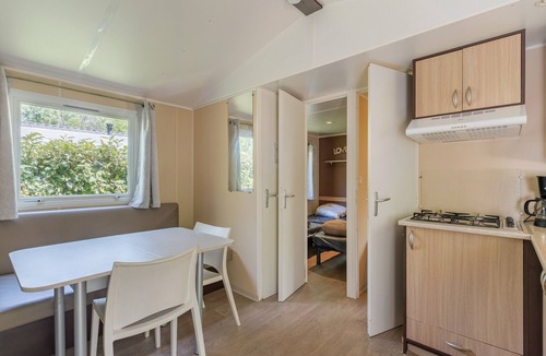 La Roque-d'Antheron RV Rental | Mobile Home 'Le 147 Aux Iscles' with Shared Pool, Private Terrace, and Air Conditioning
