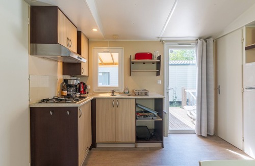 La Roque-d'Antheron RV Rental | Mobile Home 'Le 154 Aux Iscles' with Shared Pool, Private Terrace and Air Conditioning