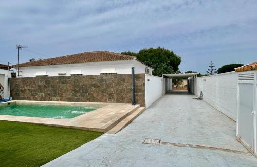 Chiclana de la Frontera House | Modern 3-Bedroom Villa with Private Pool & BBQ