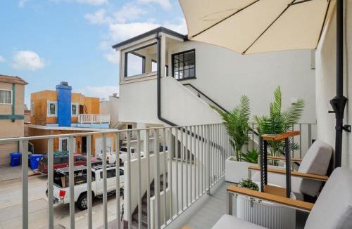 El Porto Apartment | Modern Coastal Studio with Balcony and Parking