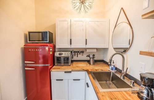 Downtown Apartment | Modern Escape Downtown Hotspot Near Hospitals