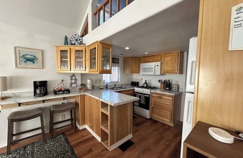 Smith River Cabin | Modern Ocean Cabin 27 Stylish Kitchen & Jacuzzi & Private Beach (Private Beach Owned by White Rock Resort)
