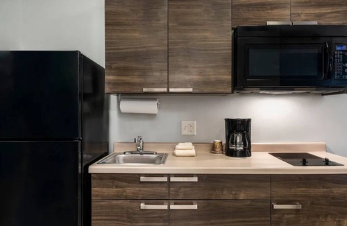 Redding Hotel | Modern Space Ideal for Comfortable Nights Near Burney Falls