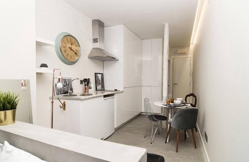 Embajadores Apartment | Modern Studio in Embajadores Street by Batuecas