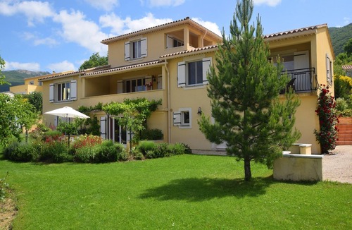 Montbrun-les-Bains Apartment | Modern Terrace Stay Montbrun