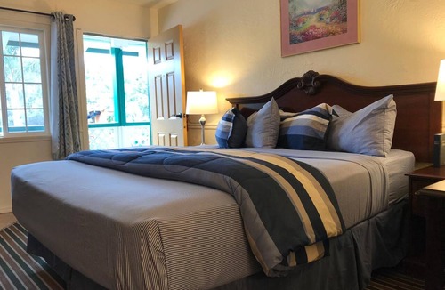 Munras Avenue Hotel | Monterey Pines Inn