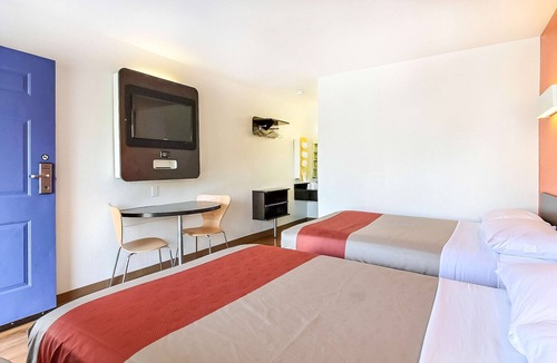 Snail Hotel | Motel 6 Sunnyvale, CA - South