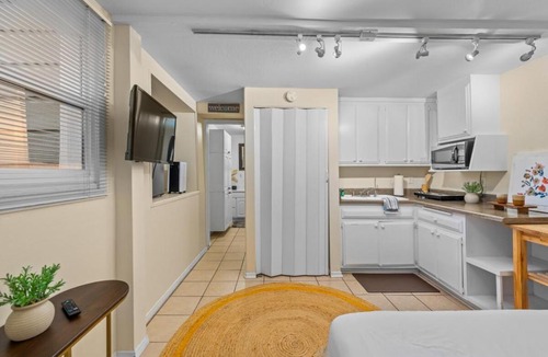 Ventura Apartment | Netflix, Stocked Kitchenette, Beach Gear