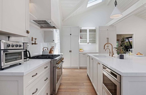 Hedgerow House | NEW Montecito Hedgerow Jewel Box, 4BD/3BA, with Pool and Jacuzzi!