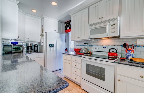 Oceanside Cottage | NEWLY REMODELED INSIDE AND OUT - TAMI'S OCEANSIDE BEACHFRONT COTTAGE