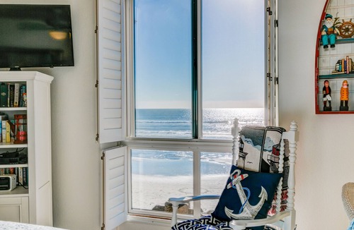 Oceanside Cottage | NEWLY REMODELED INSIDE AND OUT - TAMI'S OCEANSIDE BEACHFRONT COTTAGE
