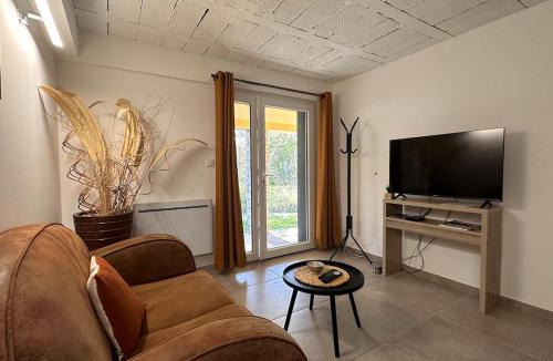 Chateauneuf-du-Rhone Apartment | Nice App Private Parking, Garden, Furnished Terrace