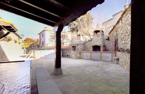 Navaluenga House | Nice home in Navaluenga with kitchen