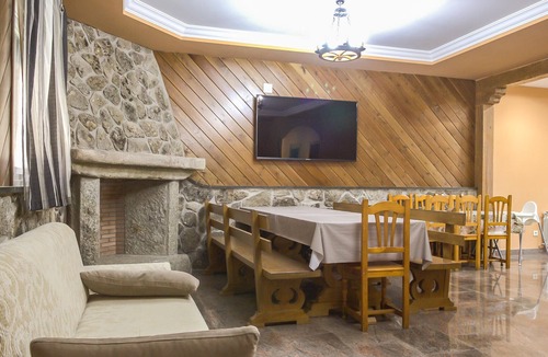 Navaluenga House | Nice home in Navaluenga with kitchen