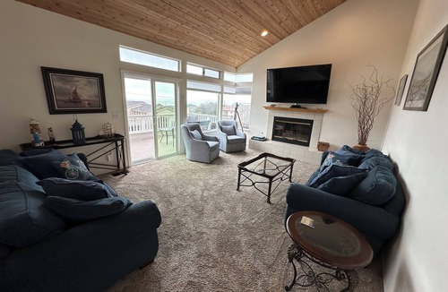 Marine Terrace House | Ocean Deck View! Spacious 5-bedroom with King Suites in Beach walk Cambria!
