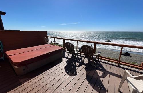 Smith River House | OceanFront Cabin 10, Jacuzzi & Breathtaking Views