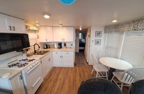 Smith River House | Oceanfront Cabin 4 with Jacuzzi & Stunning Views
