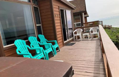 Smith River House | Oceanfront Cabin 4 with Jacuzzi & Stunning Views