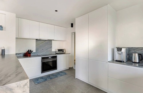 East Mesa House | Oceanfront Luxury, Beach Access, Clear Views, Spa, Steam Shower, Enclosed Yards.