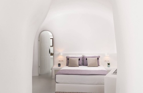 Oia Hotel | Oia Spirit Studios by Mary D Nomikou