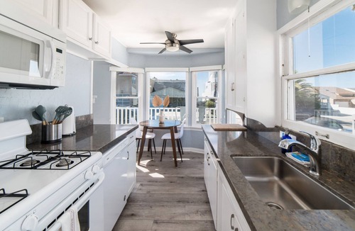 South Oceanside House | Pacific Bungalow | Ocean View with Tiny House!