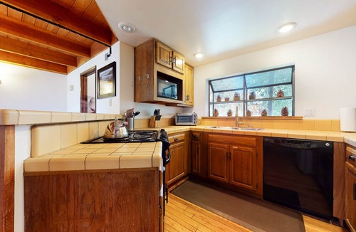 Mammoth Lakes Condo | Pet Friendly, Spacious, Private Wash/Dryer. Near Golf Course & Walking Trails