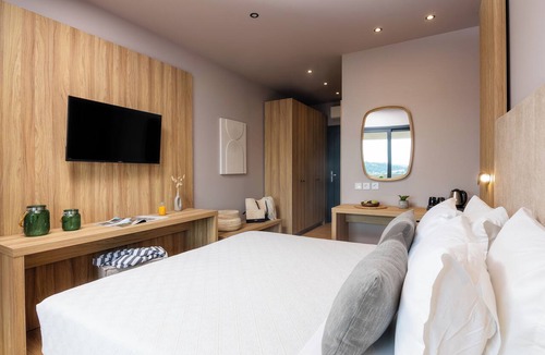 Agia Paraskevi Hotel | Petra Nera Skiathos