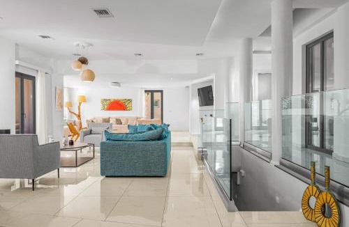 Santorini Villa | Phaos at Cellaria Estate