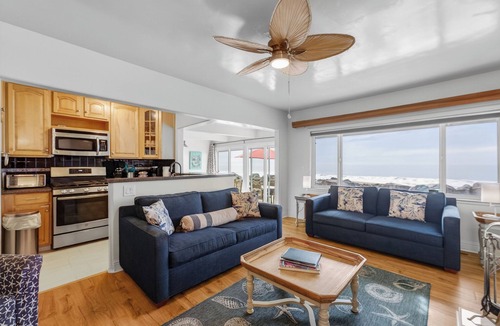 Rio del Mar House | Picturesque Beach Front home