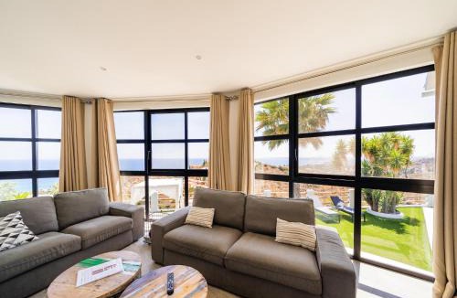 Coveta Fuma Villa | Poolside Stay with Ocean Views