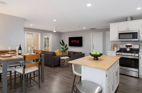 Grant Hill Villa | Private Casa/Min Downtown,Beaches,Freeways